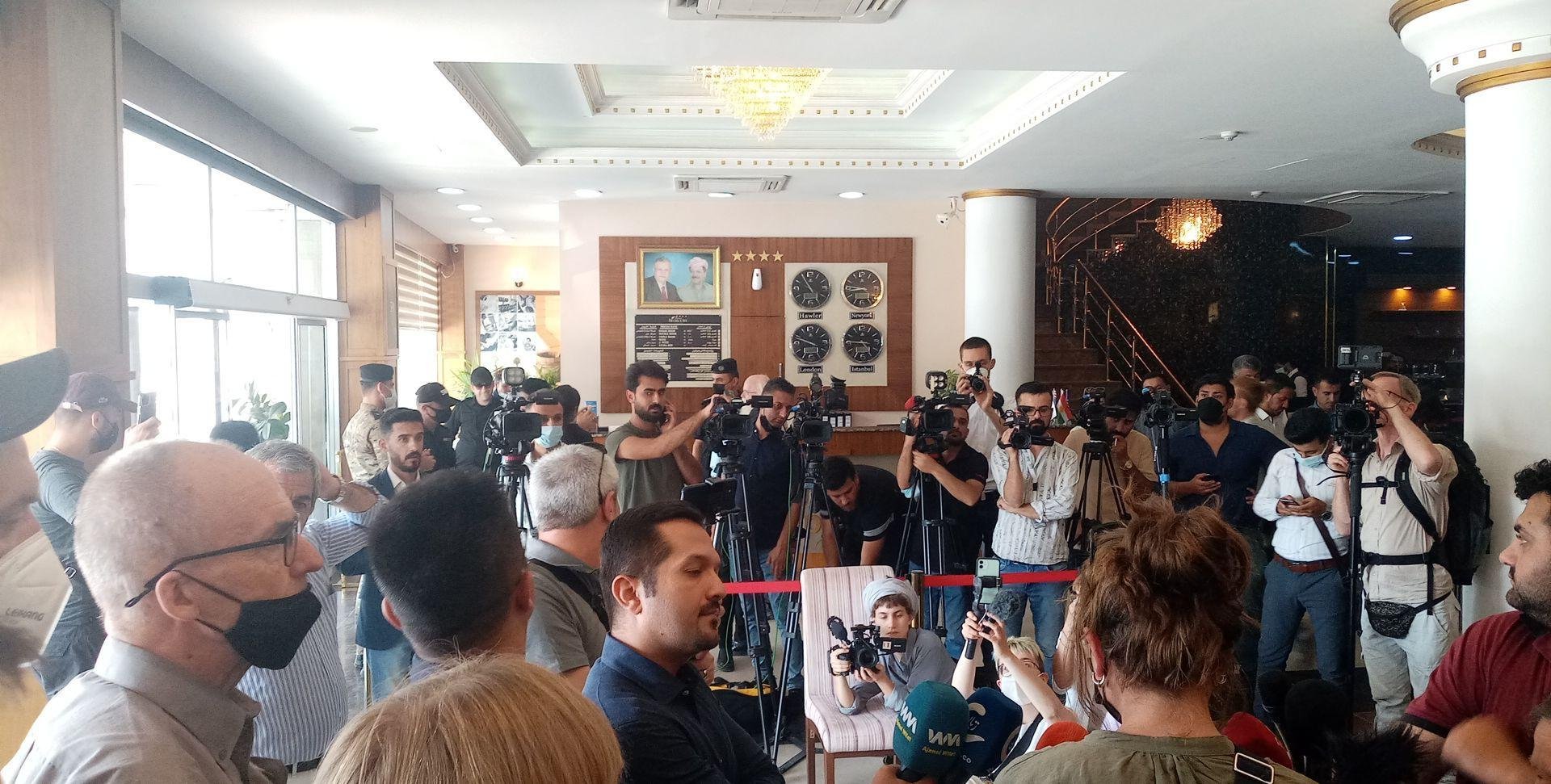 L'ensemble de la délégation de la paix dans le nord de l'Irak est actuellement retenu dans son hôtel. Cela empêche un rassemblement et une conférence de presse devant la représentation de l'ONU à Erbil, comme l'avait promis hier un représentant du gouvernement. Une trentaine de Peshmerga armés de fusils d'assaut retiennent actuellement dans leur hôtel les 60 membres de la délégation pour la paix dans le nord de l'Irak. Hier encore, la délégation avait rencontré le ministre des affaires étrangères de la région autonome du Kurdistan (PDK) et reçu une promesse pour le rassemblement. Actuellement, il semble y avoir un assouplissement de la détention, mais toutes les manifestations sont toujours interdites.